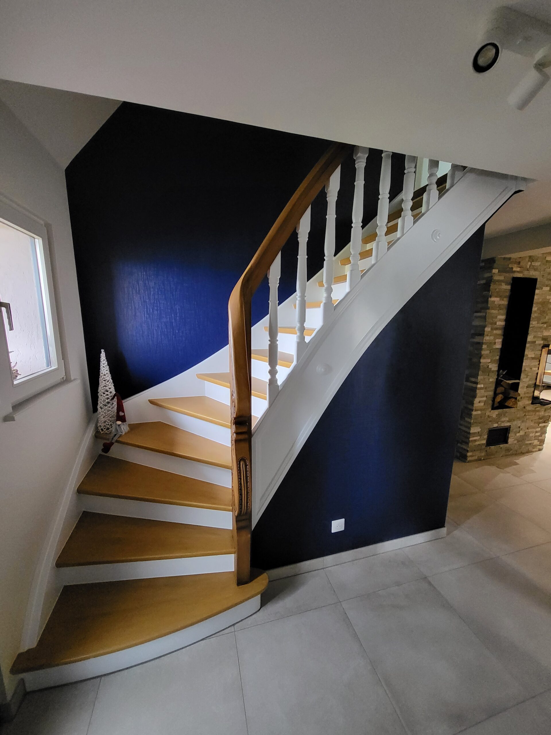 Photo d'un escalier en bois sur mur peint en bleu